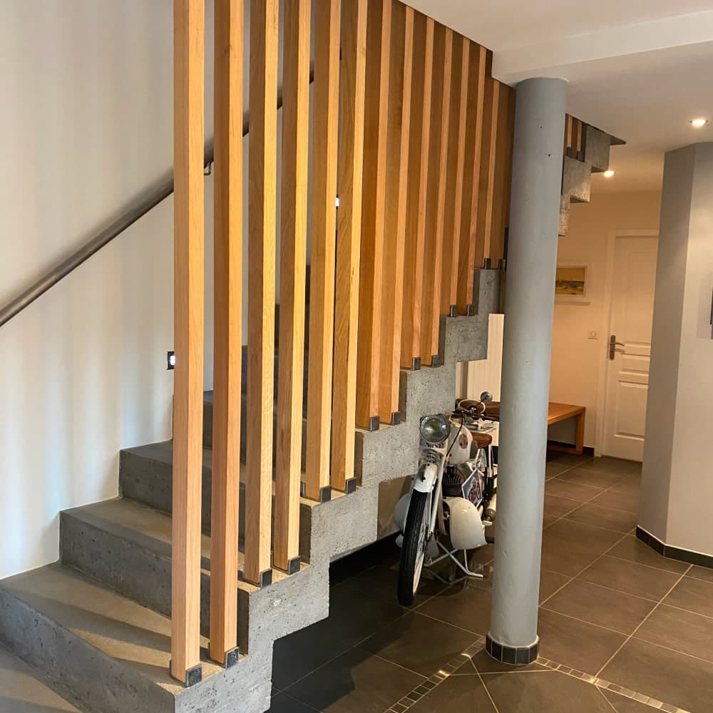 Claustra et verrière en bois réalisés sur-mesure par La Cave à Bois