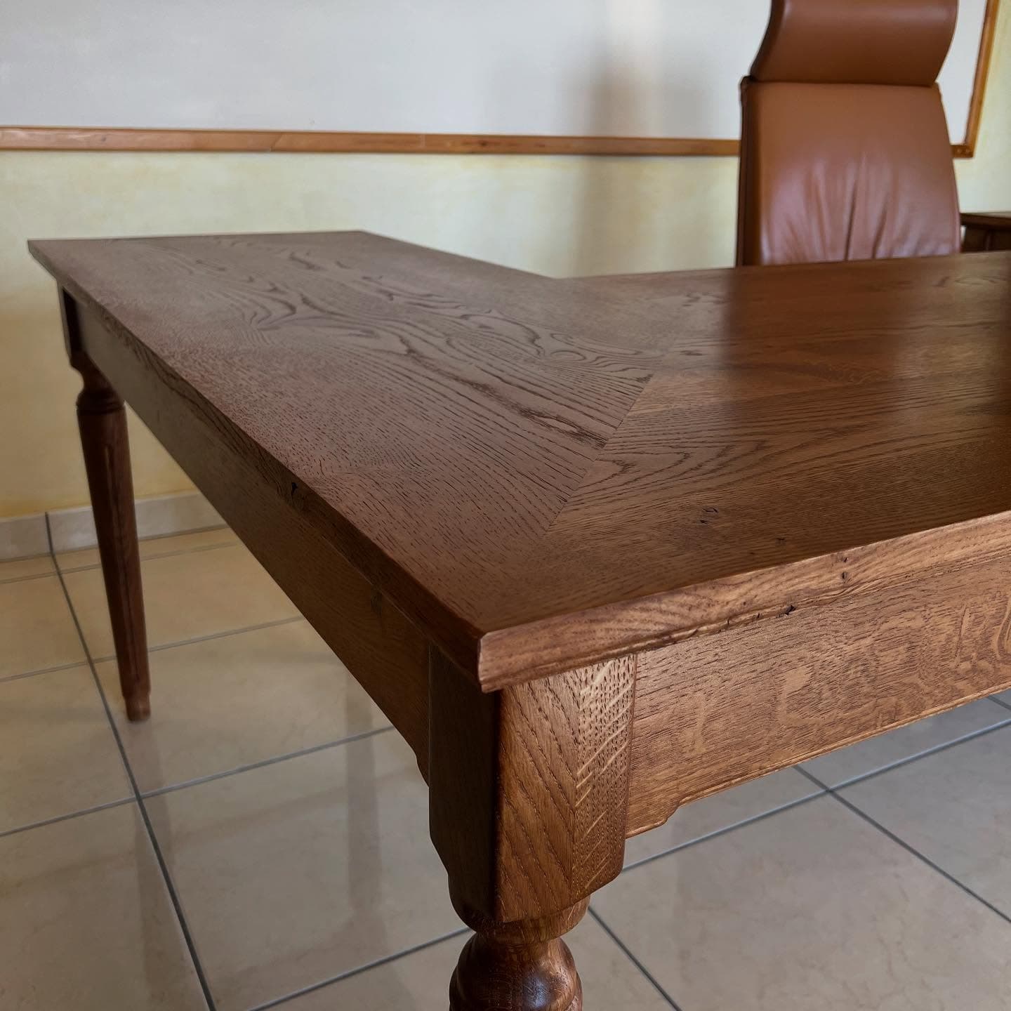 Bureau en U sur mesure en chêne massif teinté et vernis satiné