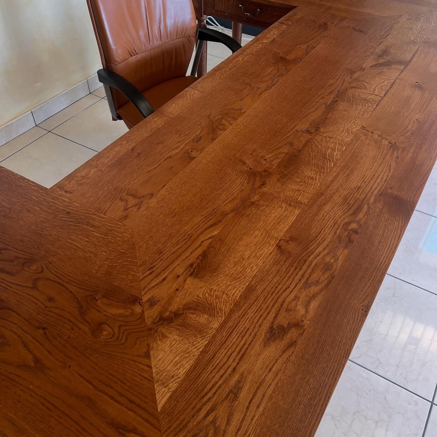 Bureau en U sur mesure en chêne massif teinté et vernis satiné