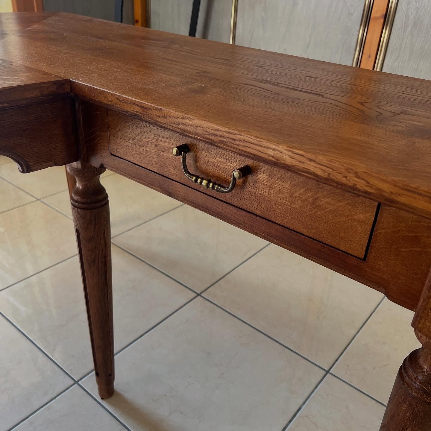 Bureau en U sur mesure en chêne massif teinté et vernis satiné