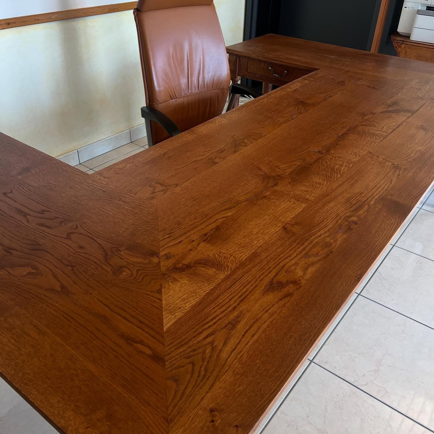 Bureau en U sur mesure en chêne massif teinté et vernis satiné