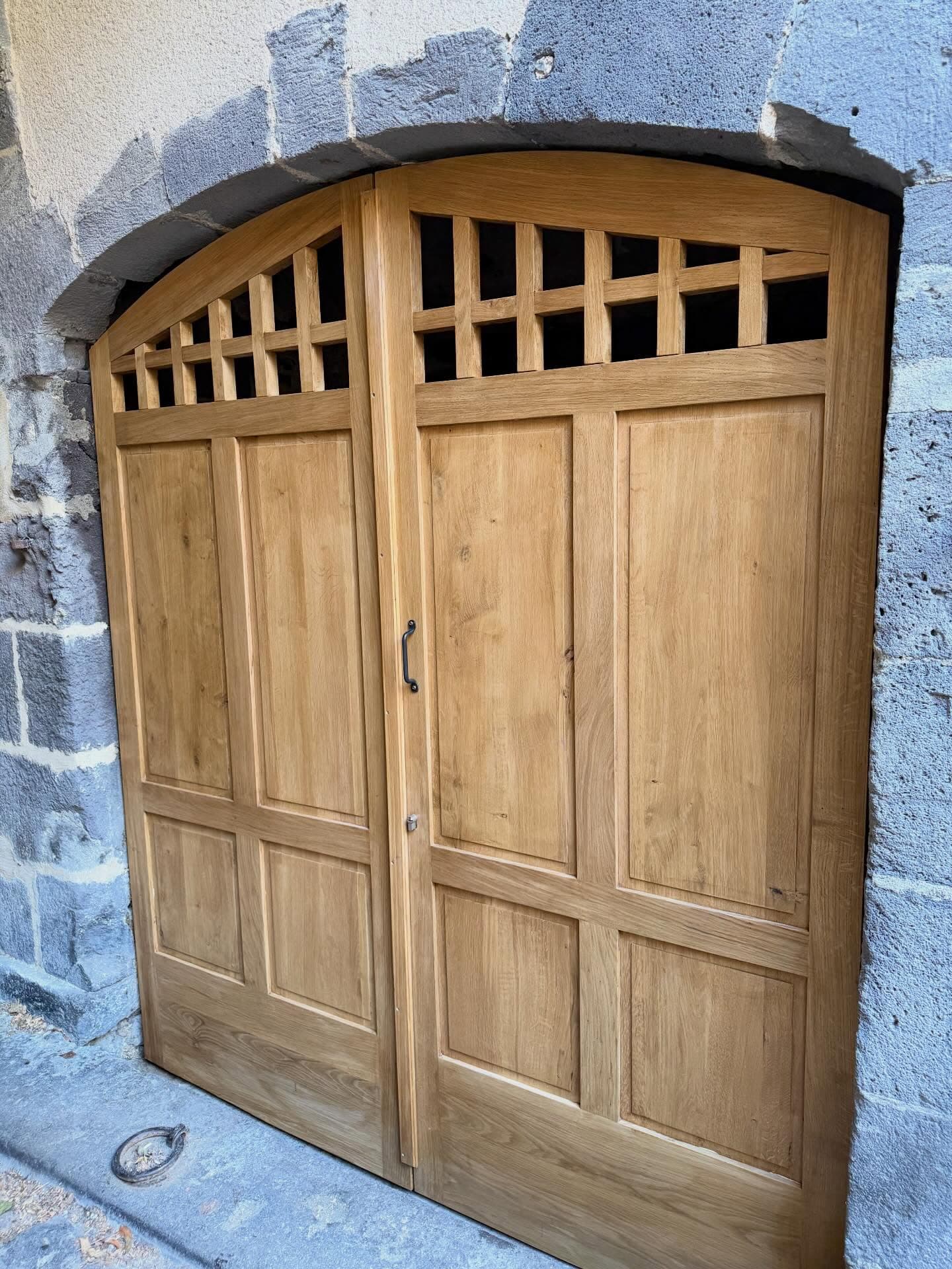 Fabrication d’une porte cintrée réalisée en chêne massif