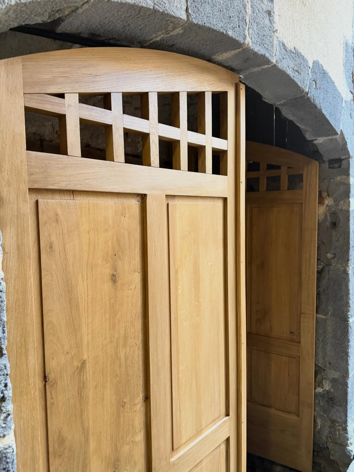 Fabrication d’une porte cintrée réalisée en chêne massif