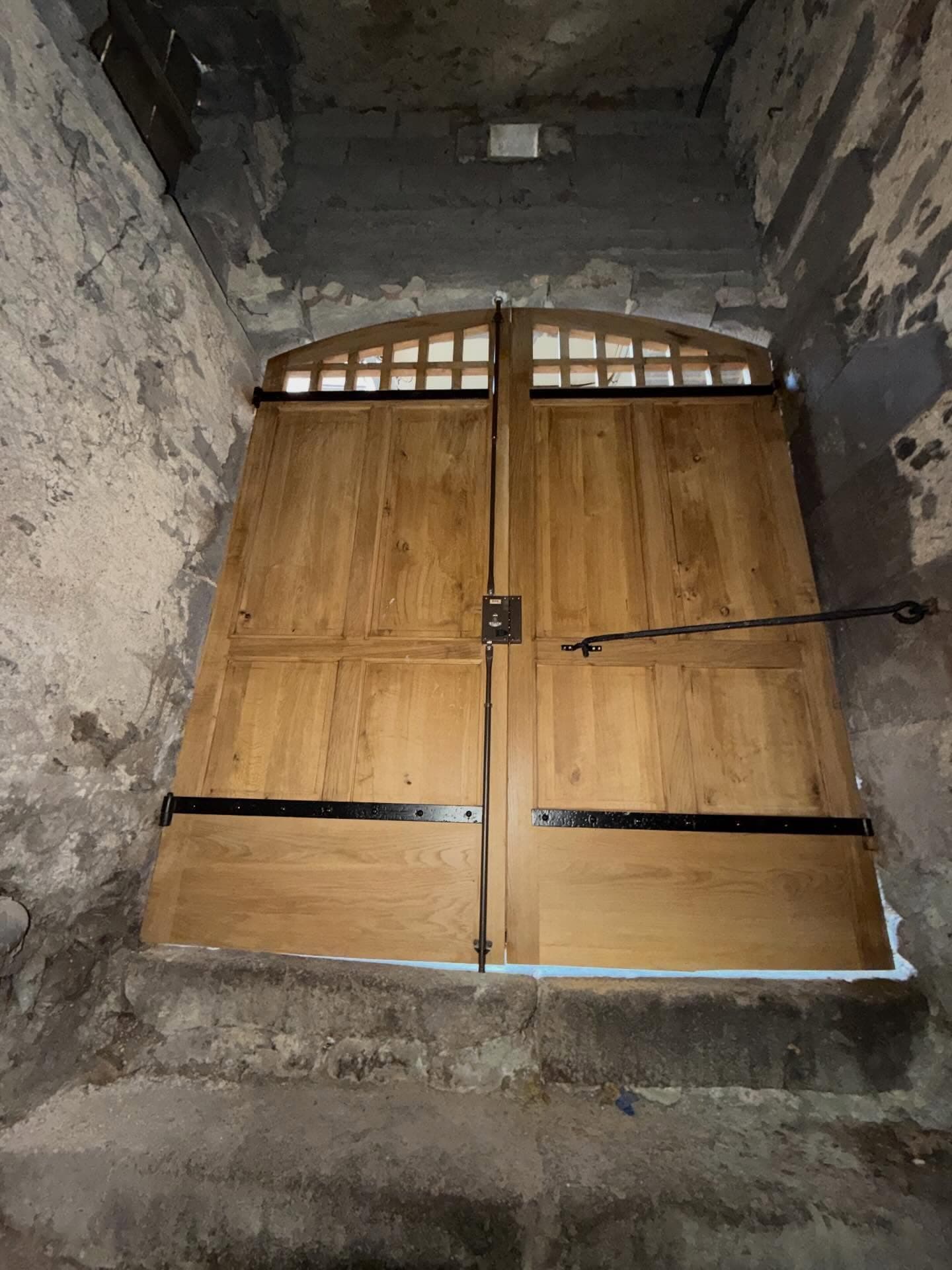 Fabrication d’une porte cintrée réalisée en chêne massif