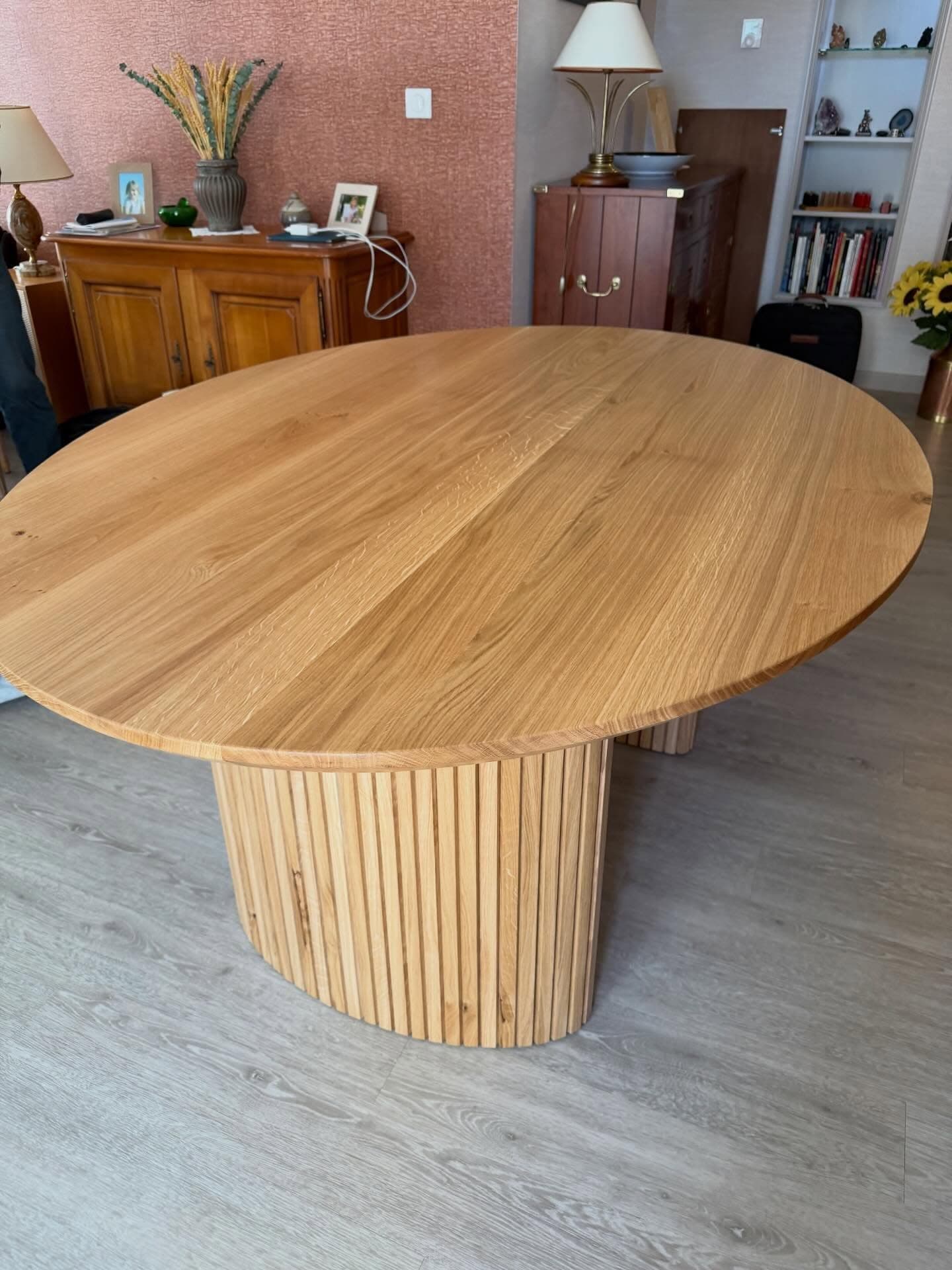 Table ovale en chêne au design élégant et contemporain