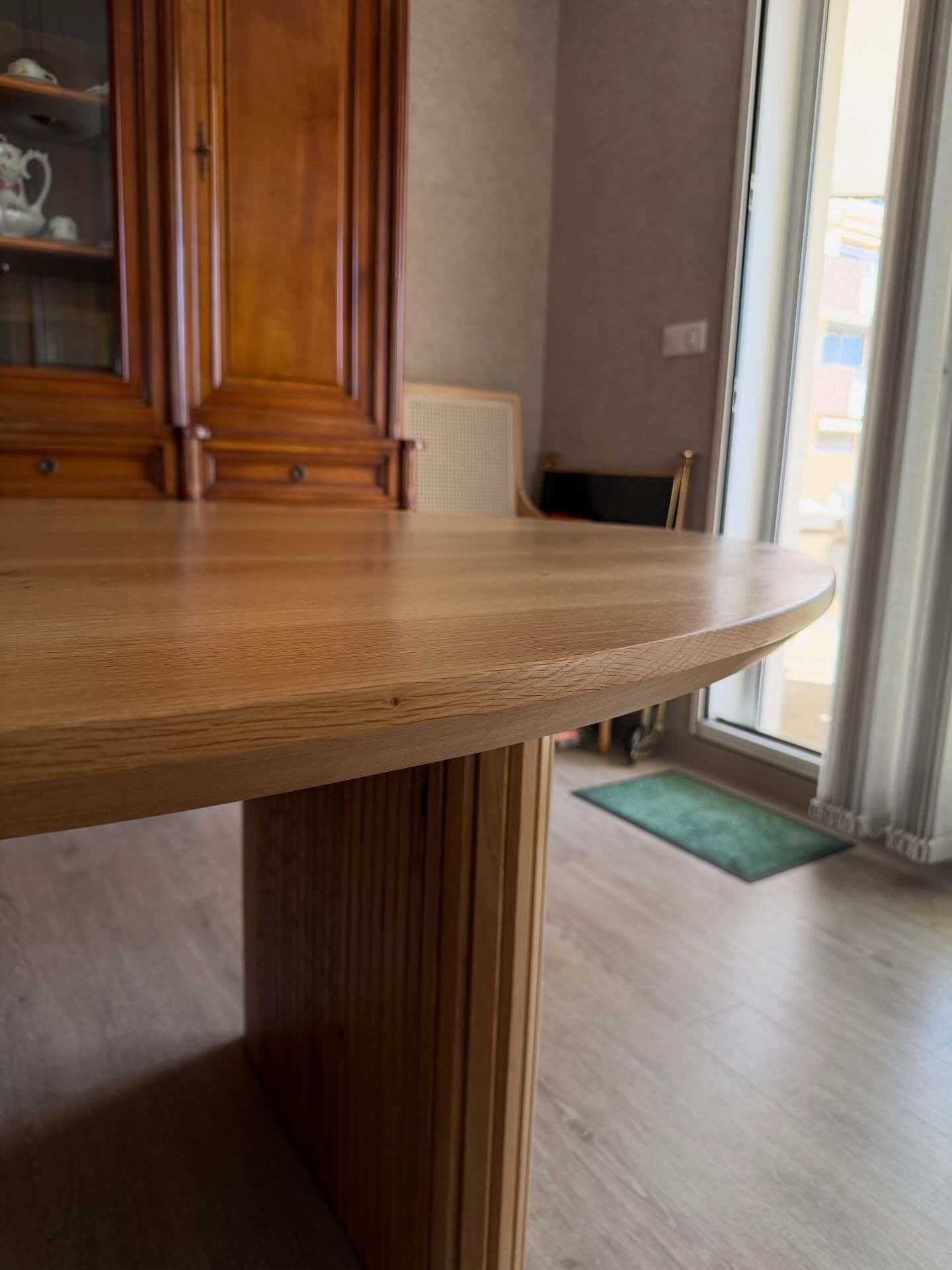 Table ovale en chêne au design élégant et contemporain