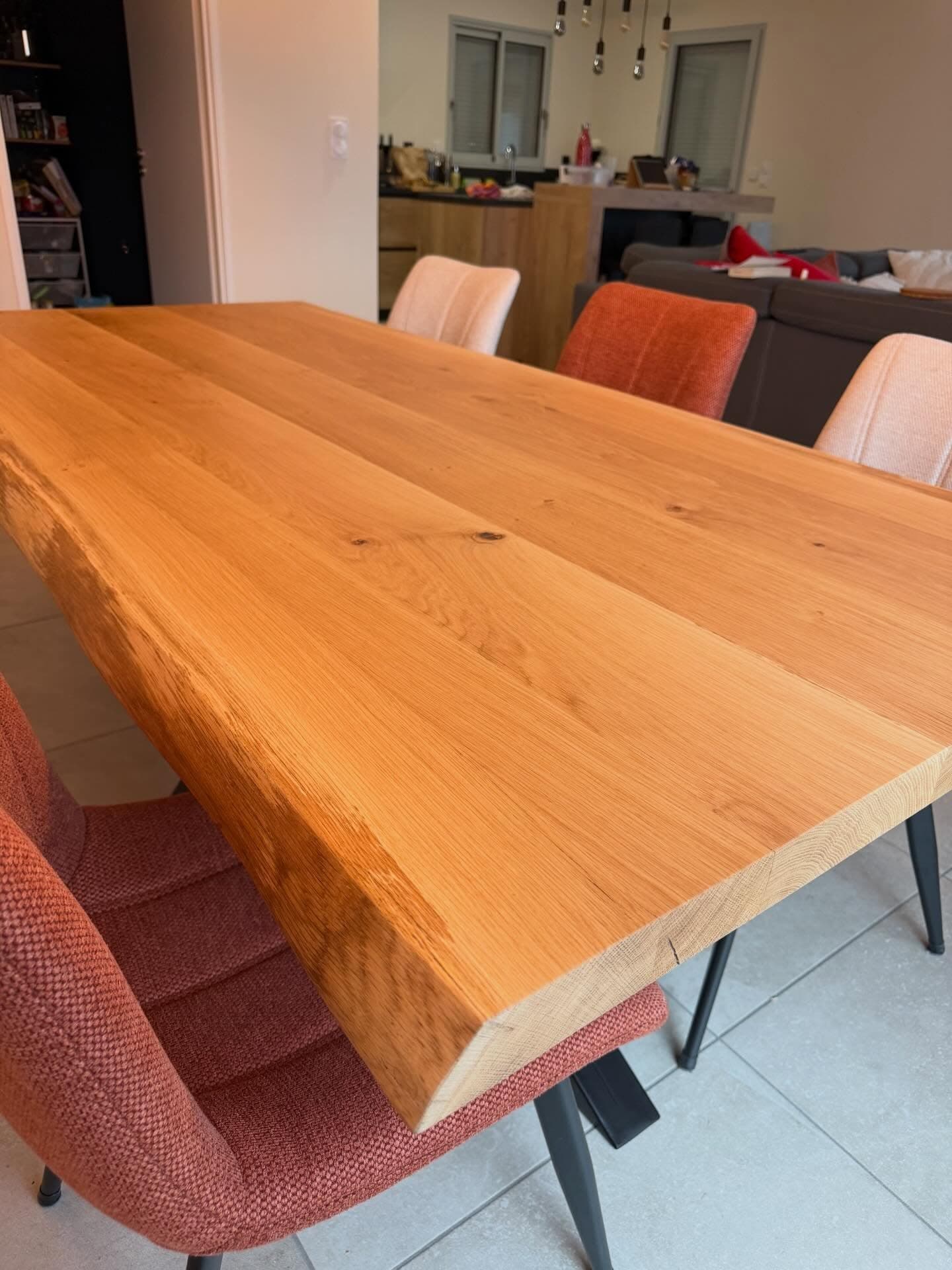 Table en chêne massif – caractère brut et élégance industrielle