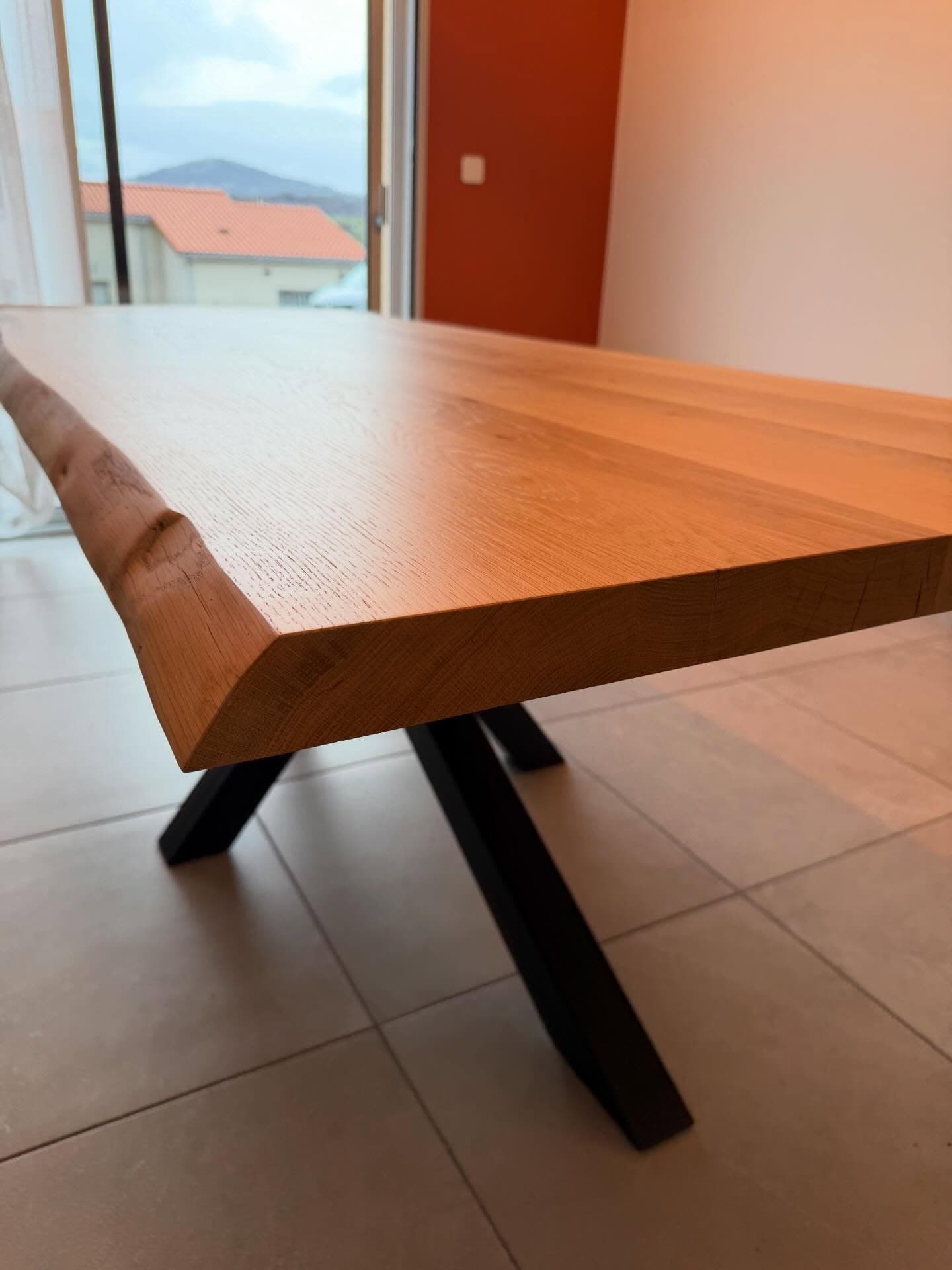 Table en chêne massif – caractère brut et élégance industrielle