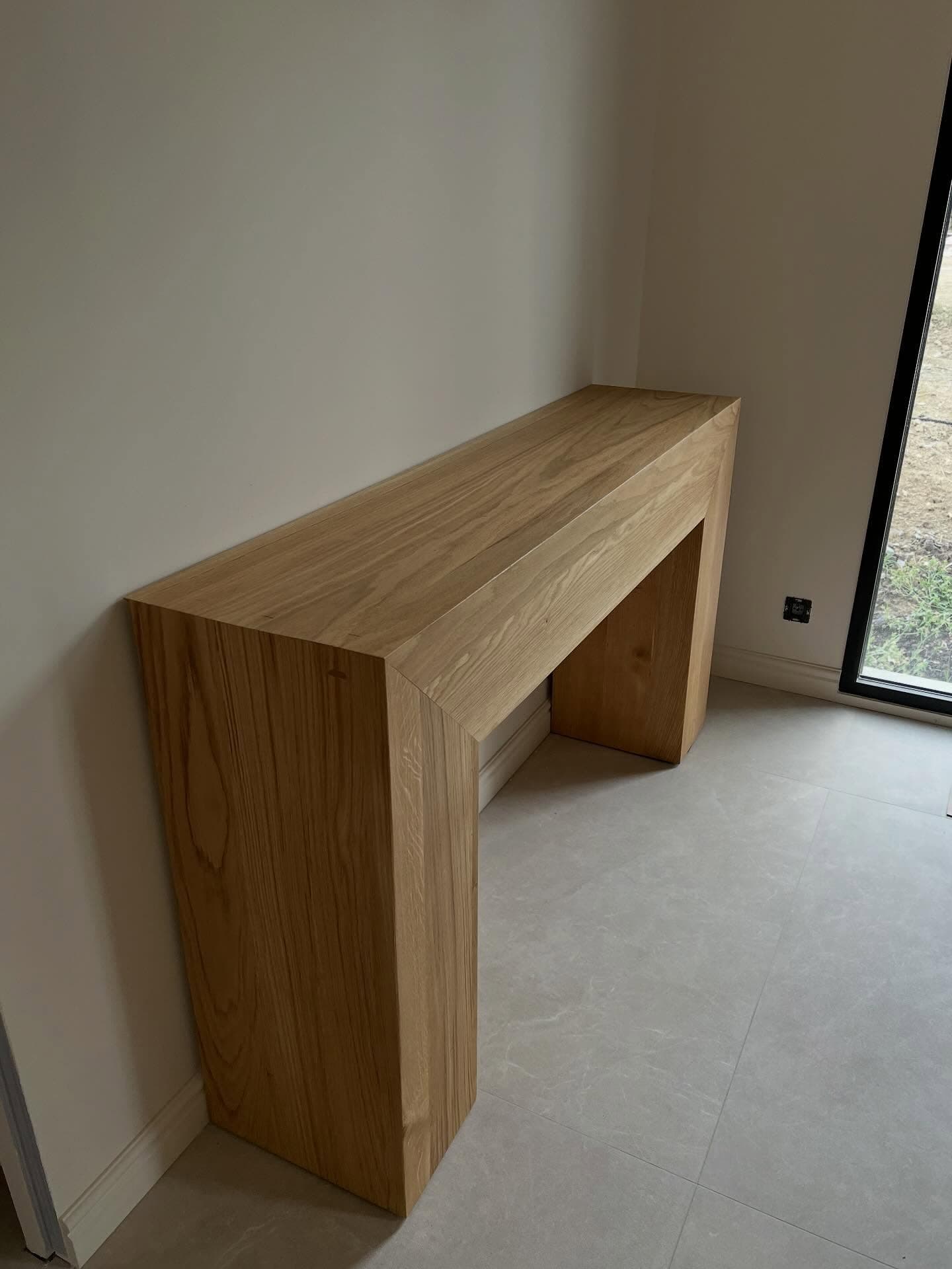 Console d’entrée en chêne massif, assemblage et coupe invisible, merci le chêne