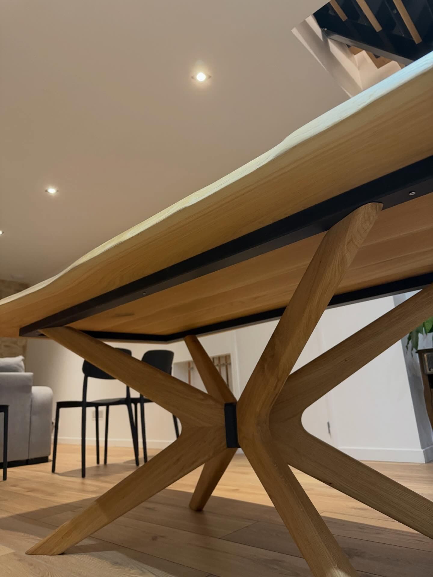 Table en chêne massif au caractère affirmé, réalisée sur-mesure par l'ébéniste Dorian Duphloux à Orcet