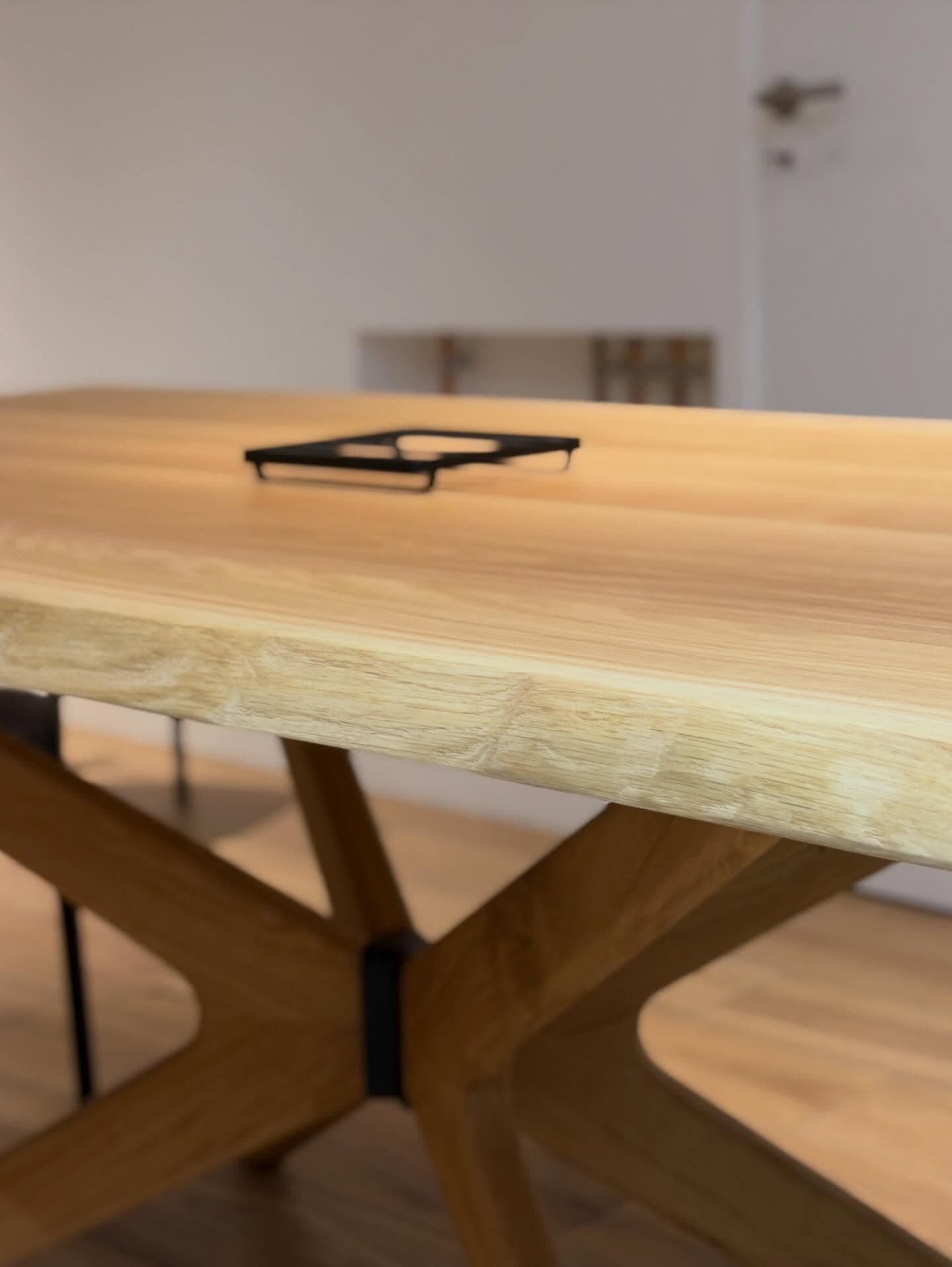 Table en chêne massif, au caractère affirmé