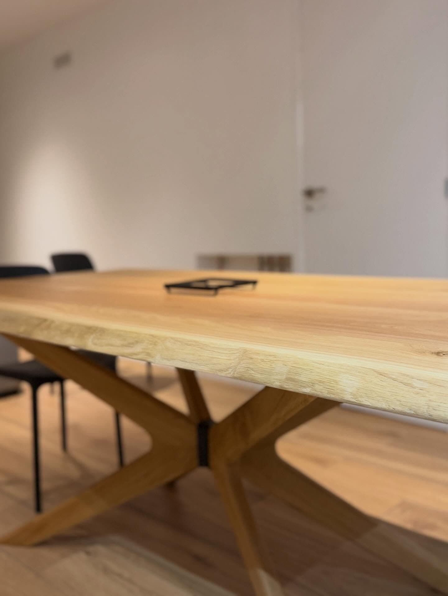 Table en chêne massif, au caractère affirmé