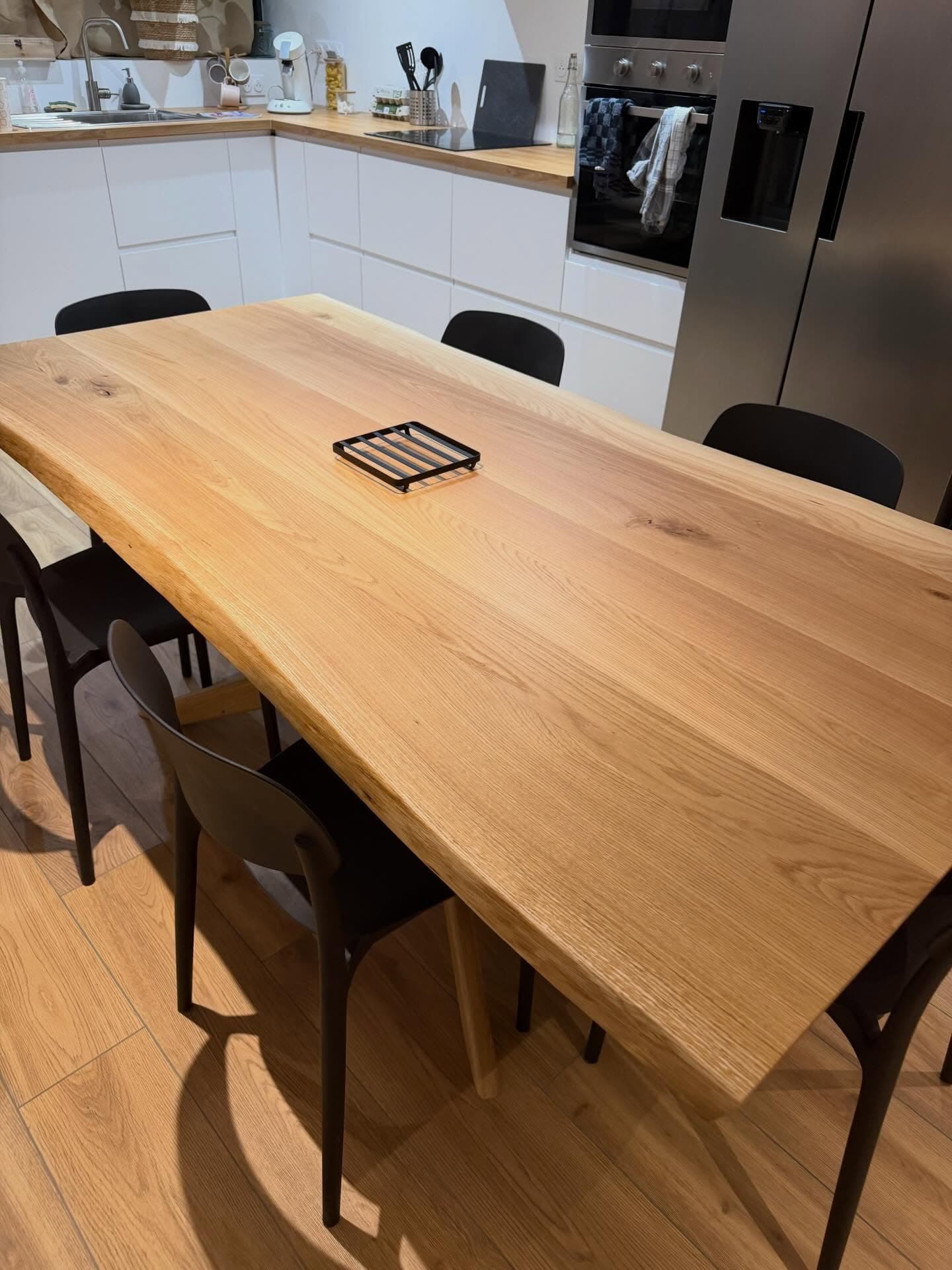 Table en chêne massif, au caractère affirmé